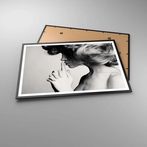 Affiche dans un cadre noir - Poster - A l'écoute d'elle-même - 100x70 cm