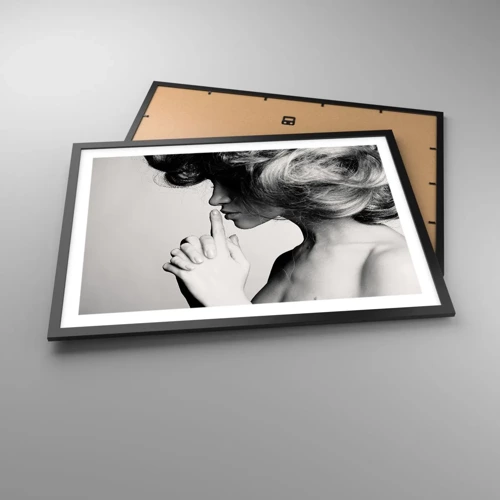 Affiche dans un cadre noir - Poster - A l'écoute d'elle-même - 70x50 cm
