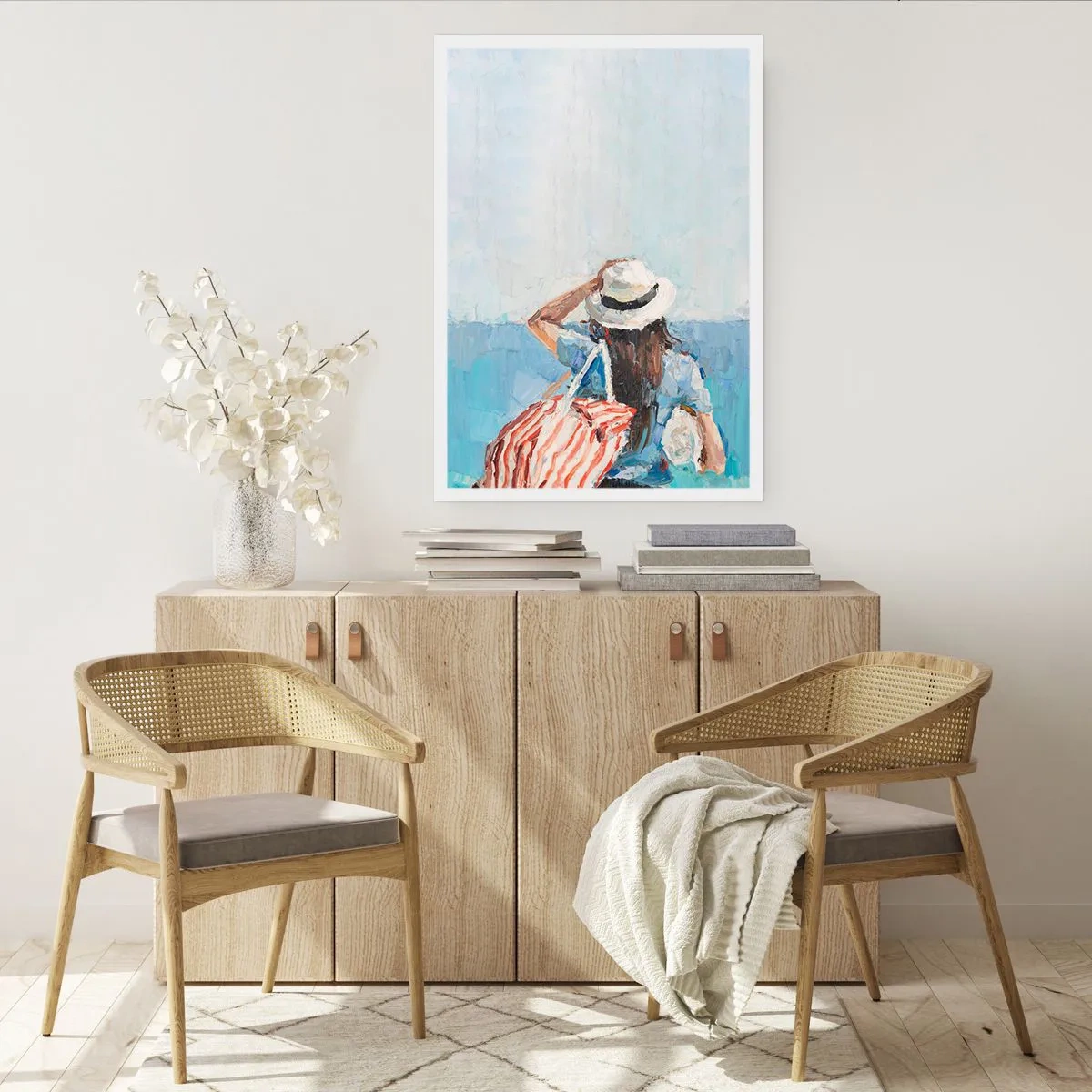 Affiche - Poster - Une femme avec un chapeau regardant la mer - 50x70cm - Bienvenue à vos vacances - Décoration murale moderne pour le salon et la chambre ARTTOR