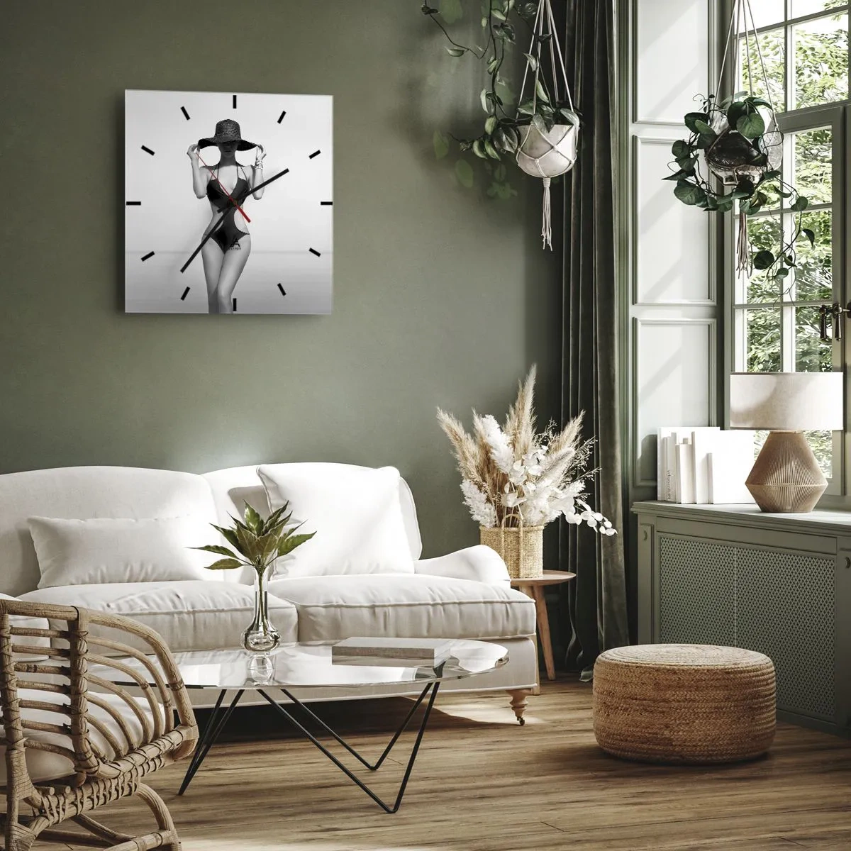 Horloge murale - Pendule murale - Silhouette noire et blanche d'une femme portant un chapeau sur fond de mer - 30x30cm - Mon prénom? Élégance - Décoration murale moderne pour le salon et la chambre ARTTOR