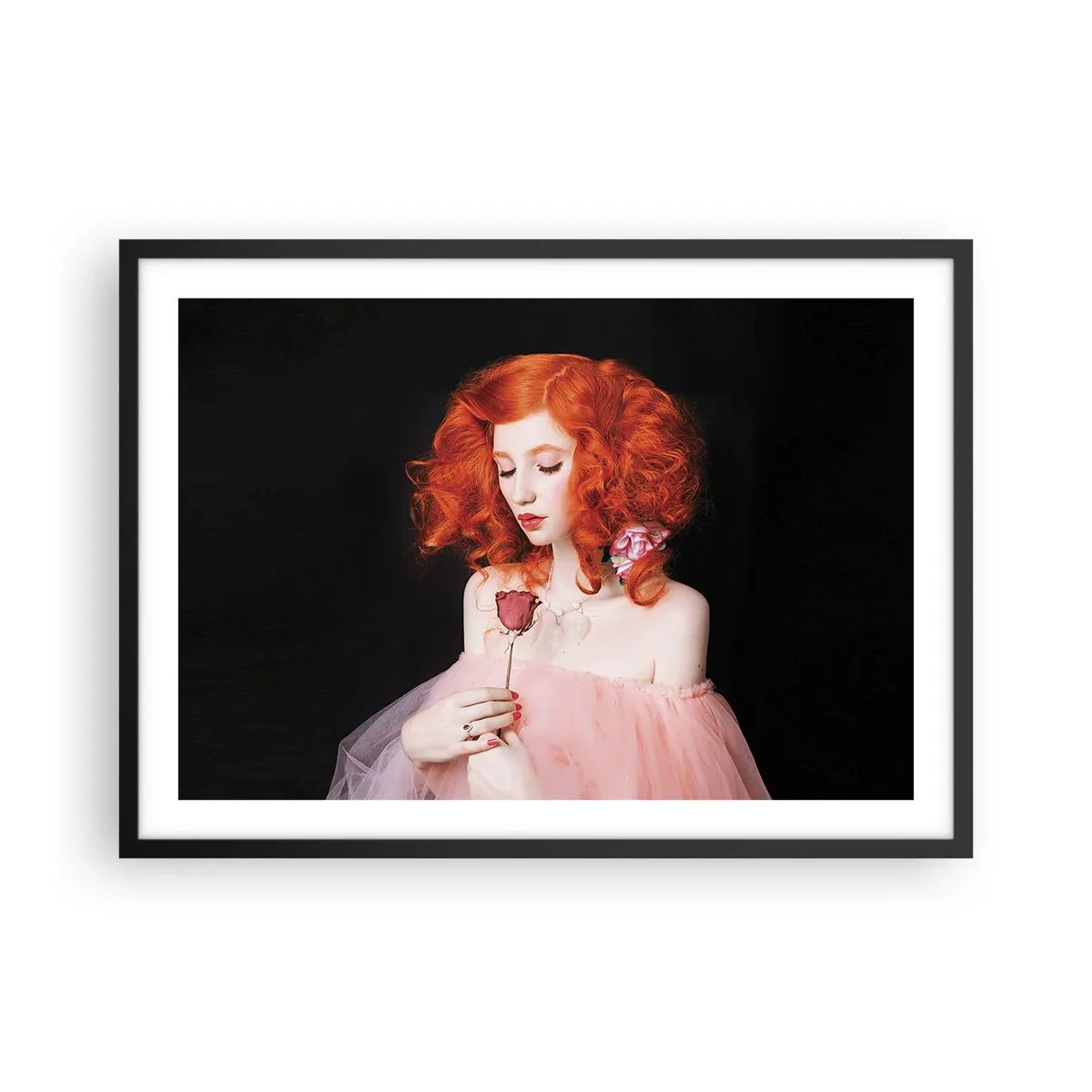 Affiche dans un cadre noir - Poster - Une femme aux cheveux roux tenant une rose - 70x50cm - De style baroque - Décoration murale moderne pour le salon et la chambre ARTTOR