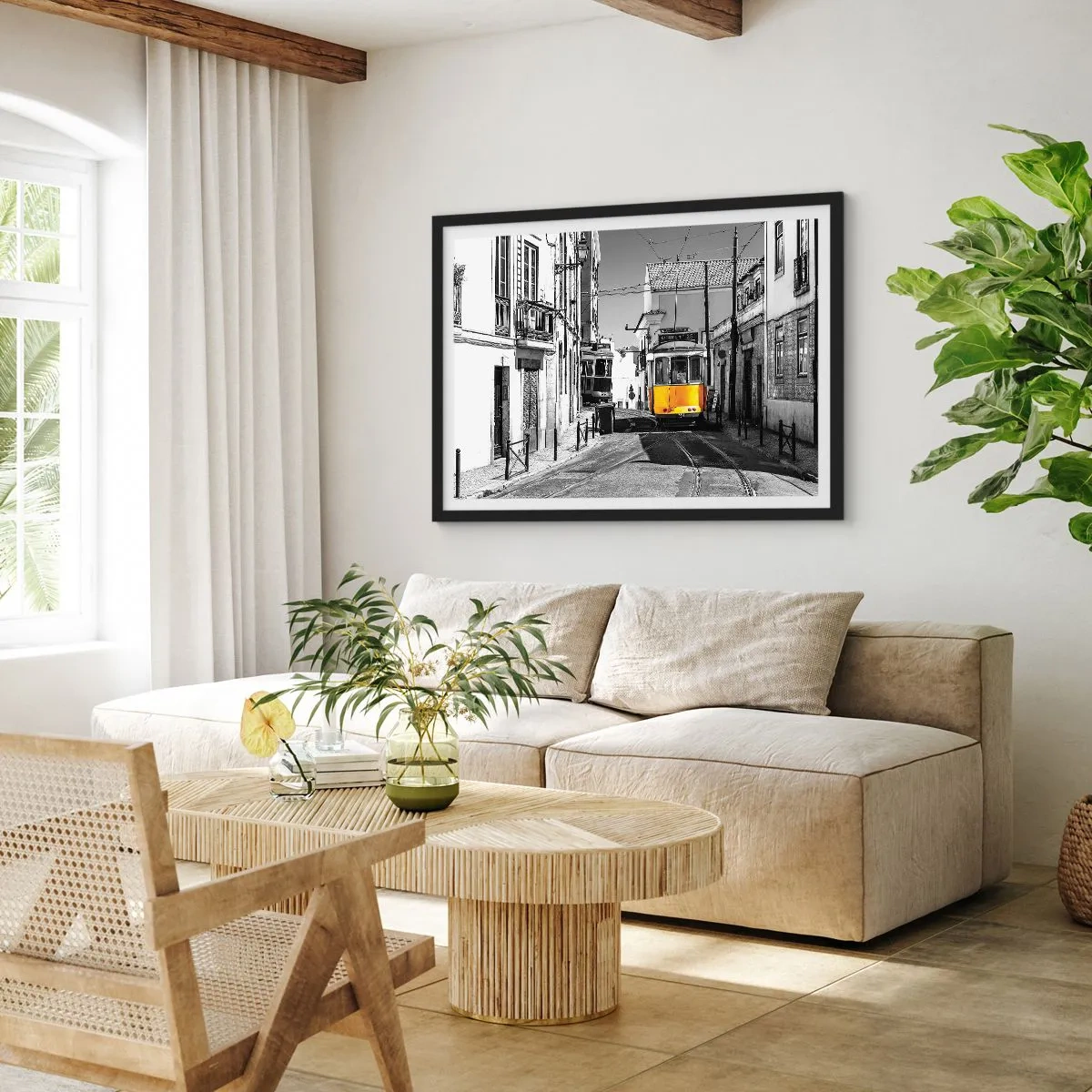 Affiche dans un cadre noir - Poster - Un tramway jaune dans les rues de Lisbonne dans un décor monochrome - 100x70cm - L'âme de Lisbonne - Décoration murale moderne pour le salon et la chambre ARTTOR