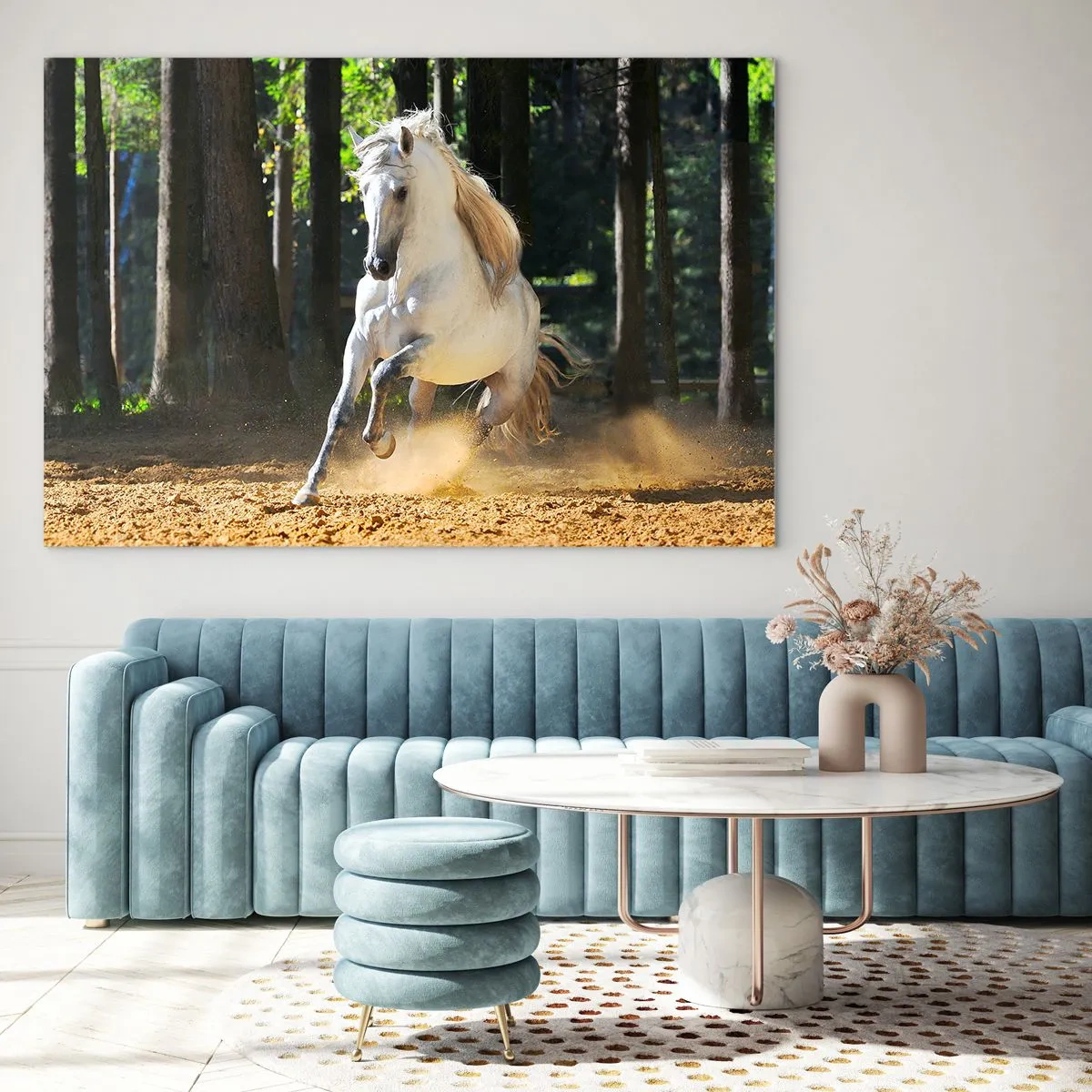 Impression sur verre - Image sur verre - Un cheval blanc galope sur un sol sablonneux dans la forêt - 70x50cm - Comme dans un roman fantastique - Décoration murale moderne pour le salon et la chambre ARTTOR