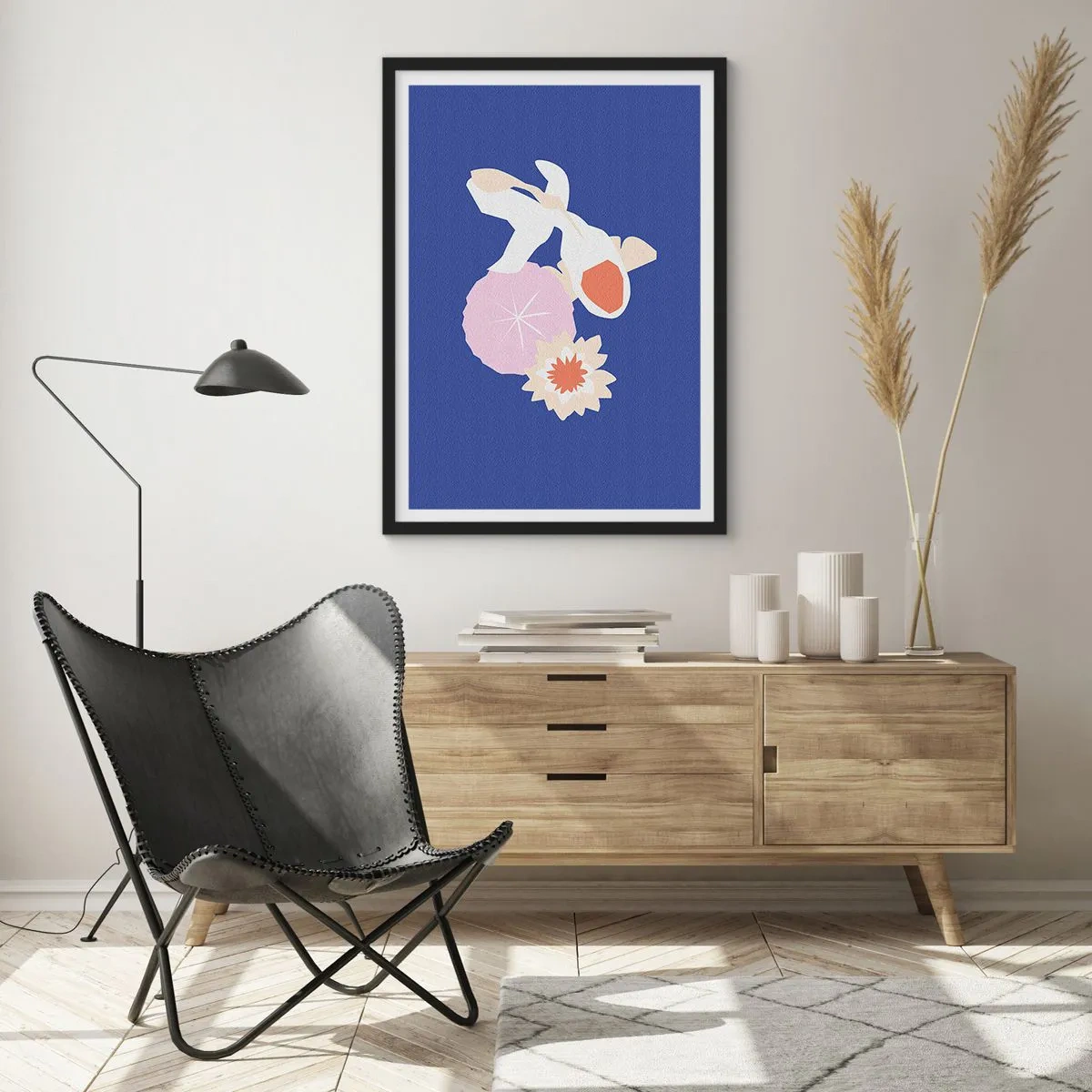 Affiche dans un cadre noir - Poster - Poissons Koi entourés de fleurs sur un fond intense - 50x70cm - Composition de fleurs et de bourgeons - Décoration murale moderne pour le salon et la chambre ARTTOR