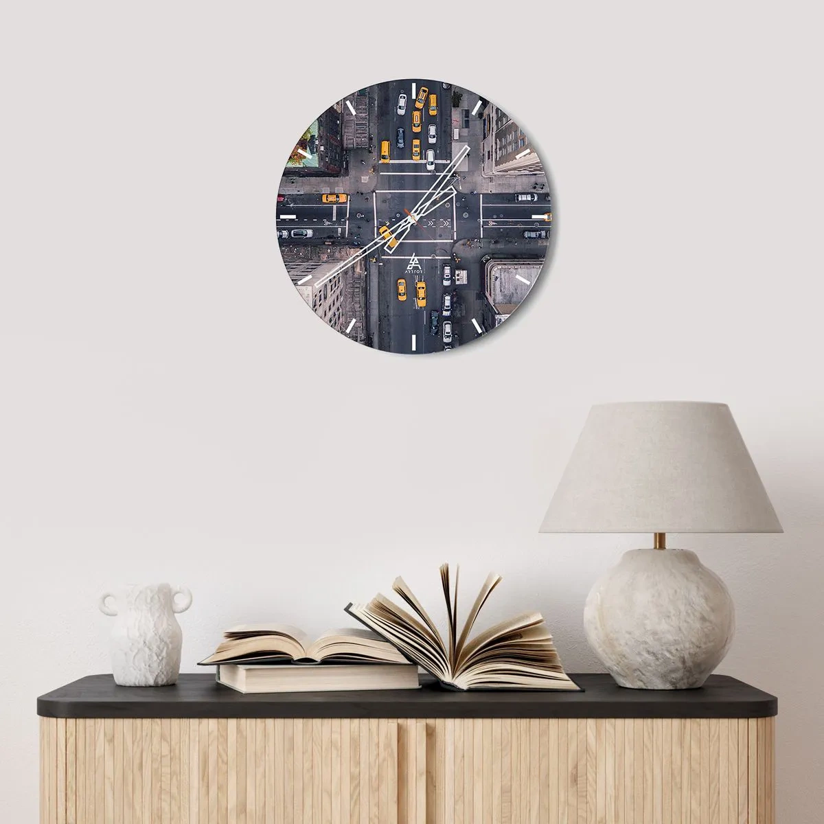 Horloge murale - Pendule murale - Vue aérienne de l'intersection avec les taxis jaunes - 30x30cm - Un choix simple - Décoration murale moderne pour le salon, la cuisine et la chambre ARTTOR