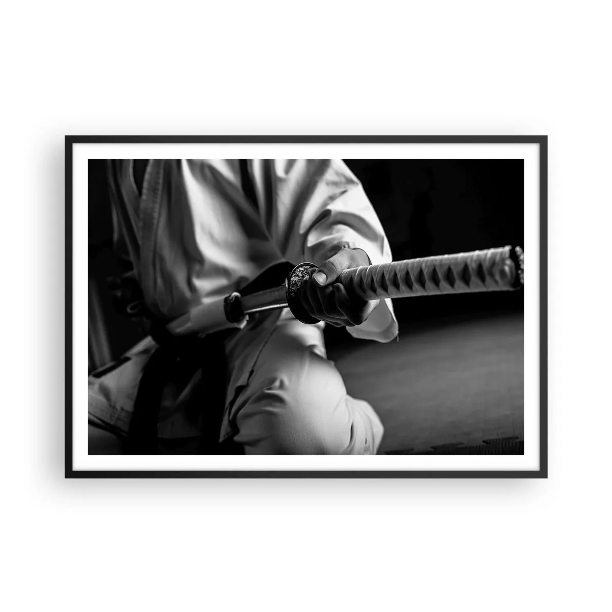 Affiche dans un cadre noir - Poster - Un samouraï en kimono tenant un katana en noir et blanc. - 100x70cm - Âme de guerrier - Décoration murale moderne pour le salon et la chambre ARTTOR
