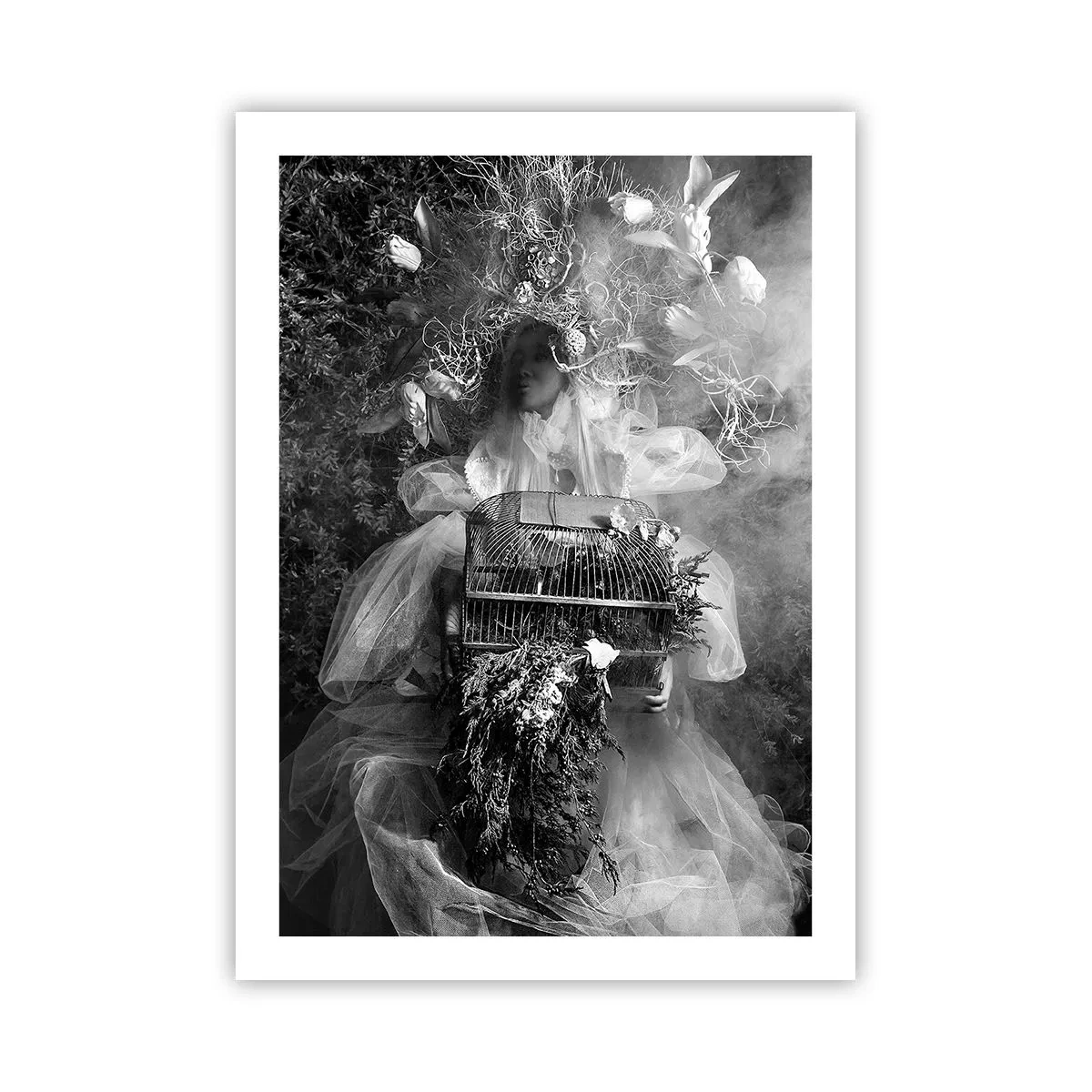 Affiche - Poster - Une femme en robe entourée de nature sur une photographie en noir et blanc - 50x70cm - Tout simplement Mère Nature - Décoration murale moderne pour le salon et la chambre ARTTOR