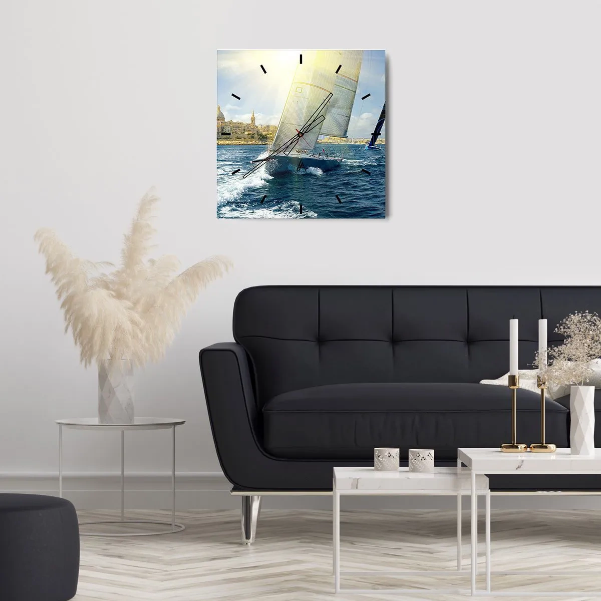 Horloge murale - Pendule murale - Course de yachts sur fond de côte ensoleillée - 30x30cm - Il est temps de quitter la ville - Décoration murale moderne pour le salon et la chambre ARTTOR