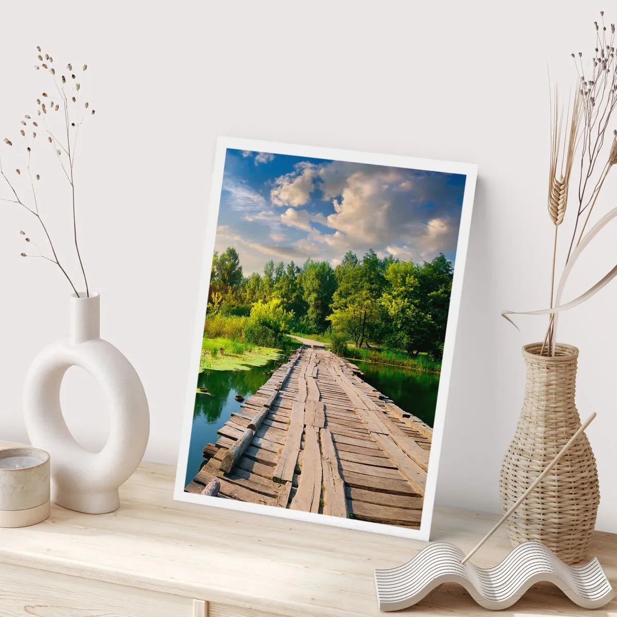 Affiche - Poster - Un pont en bois sur une rivière entourée de verdure - 50x70cm - L'été, l'été partout - Décoration murale moderne pour le salon et la chambre ARTTOR