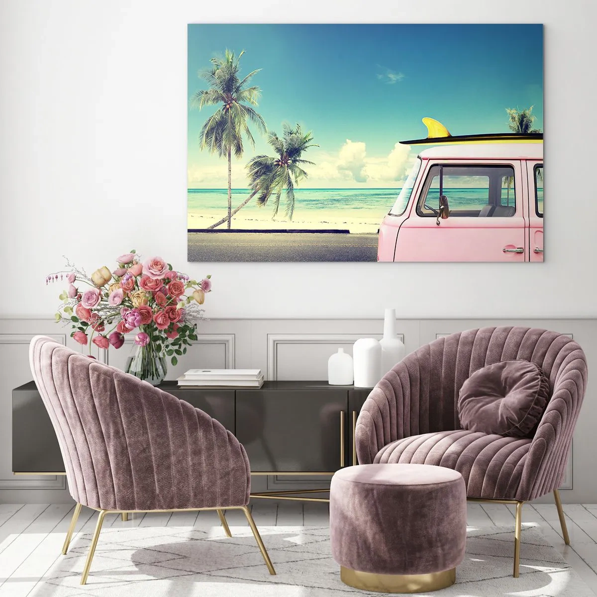 Impression sur verre - Image sur verre - Une plage avec des palmiers et une camionnette rétro rose au bord de la mer - 70x50cm - Il est temps de commencer les vacances - Décoration murale moderne pour le salon et la chambre ARTTOR