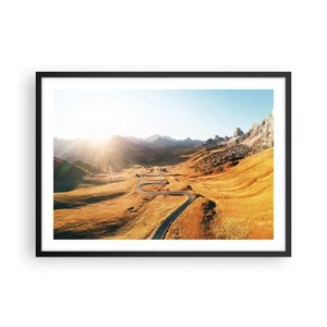 Affiche dans un cadre noir - Poster - Une route sinueuse dans les montagnes éclairée par le soleil couchant - 70x50cm - Dans une vallée dorée - Décoration murale moderne pour le salon et la chambre ARTTOR