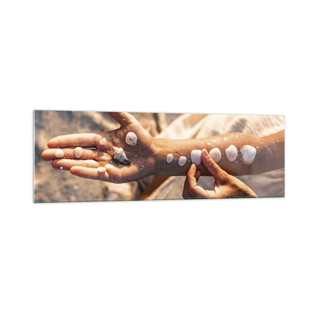 Impression sur verre - Image sur verre - Mains avec des coquillages disposés sur le fond de sable - 160x50cm - La beauté à portée de main - Décoration murale moderne pour le salon et la chambre ARTTOR