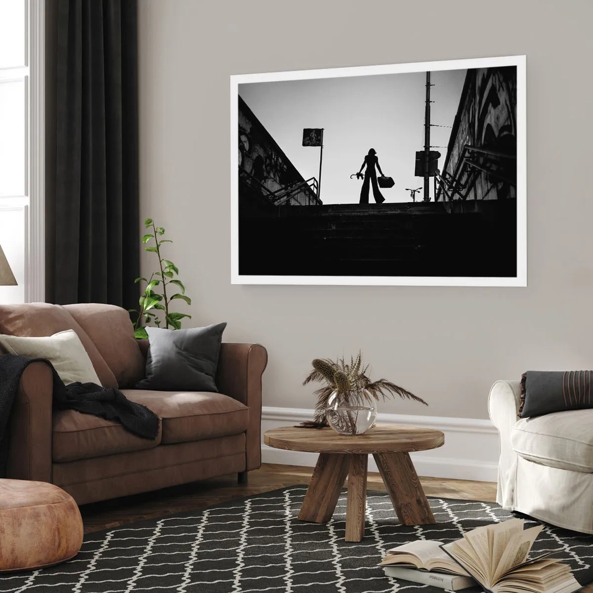 Affiche - Poster - Une figure de femme dans les escaliers en noir et blanc avec une atmosphère dynamique - 100x70cm - Pèlerinage urbain - Décoration murale moderne pour le salon et la chambre ARTTOR