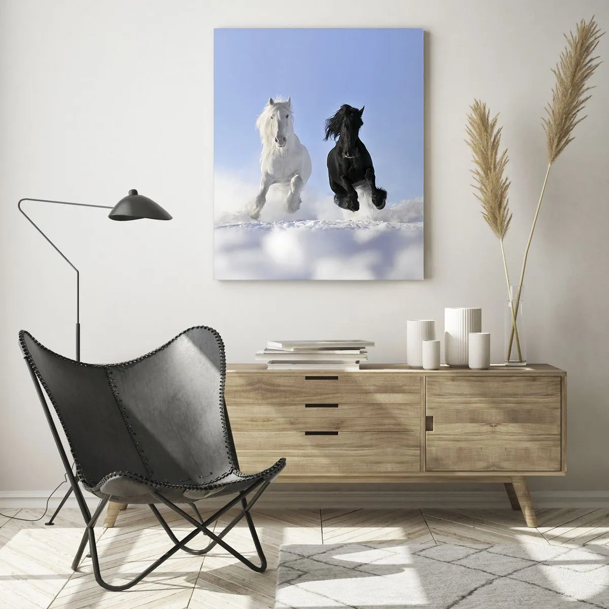 Impression sur verre - Image sur verre - Un cheval noir et blanc courant dans la neige dans un paysage hivernal - 50x70cm - Galop noir et blanc - Décoration murale moderne pour le salon et la chambre ARTTOR
