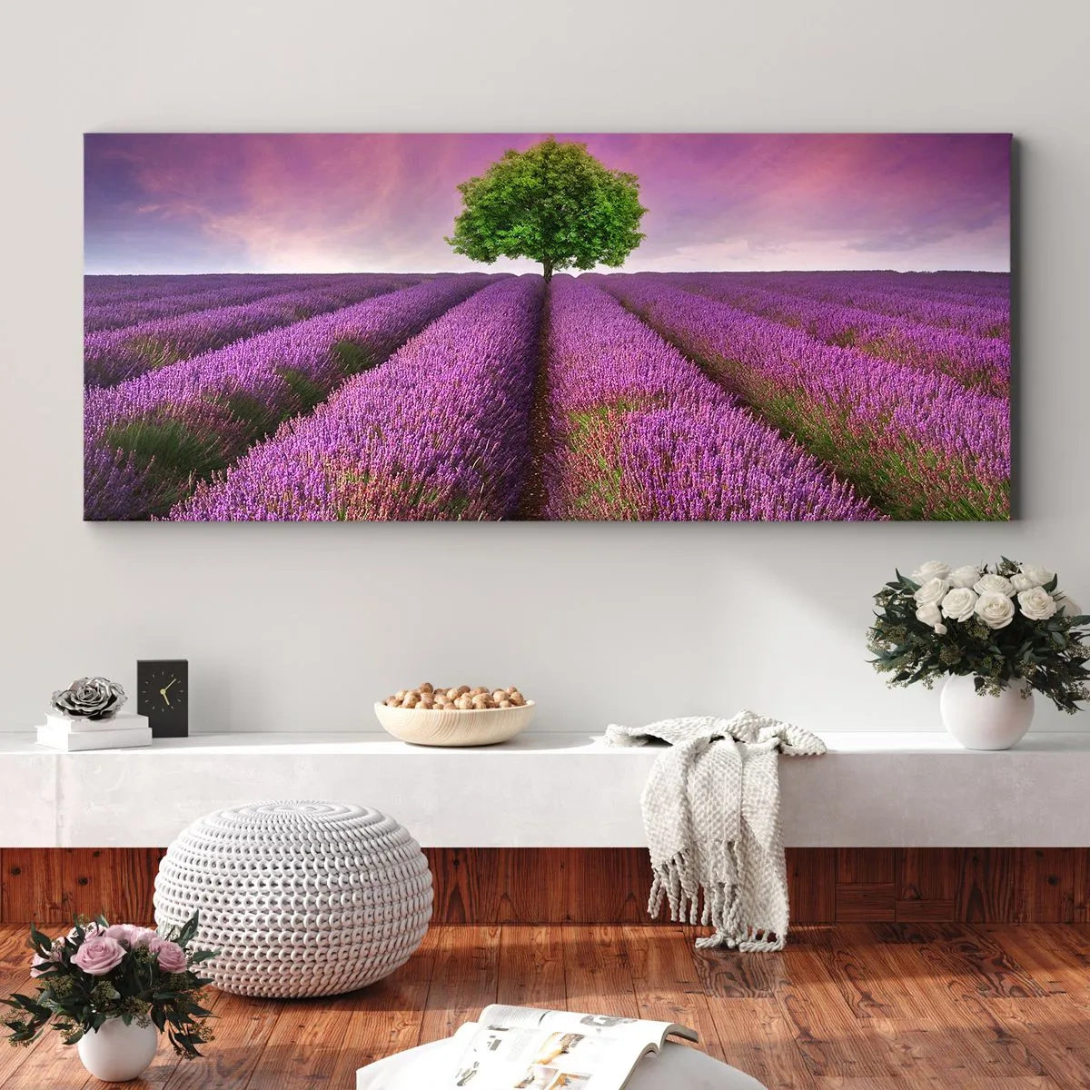 Impression sur toile - Image sur toile - Un champ de lavande avec un arbre solitaire et un ciel violet - 140x50cm - Dans un champs de lavande - Décoration murale moderne pour le salon et la chambre ARTTOR