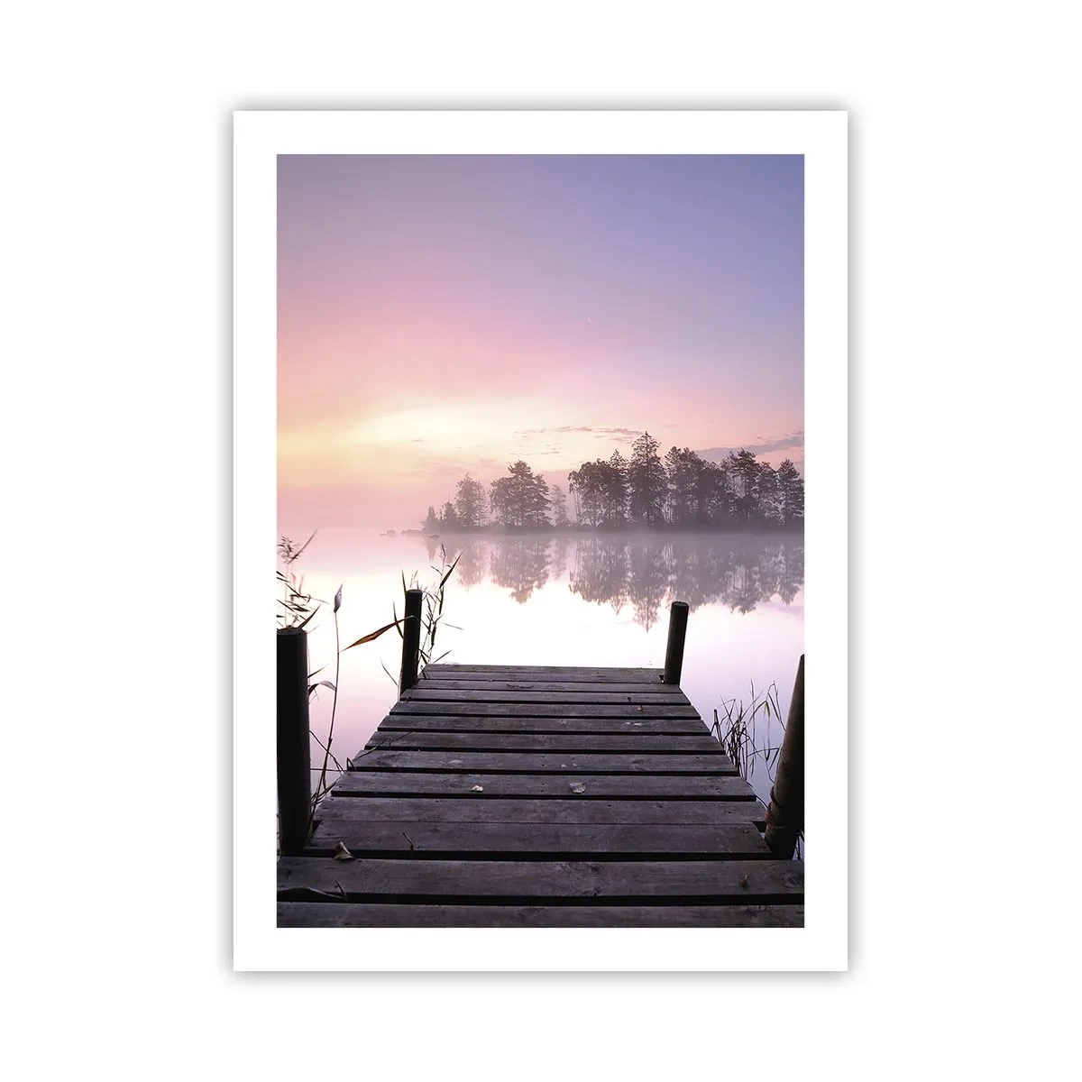 Affiche - Poster - Une jetée au bord du lac aux couleurs pastel le matin - 50x70cm - De la brume lilas… - Décoration murale moderne pour le salon et la chambre ARTTOR