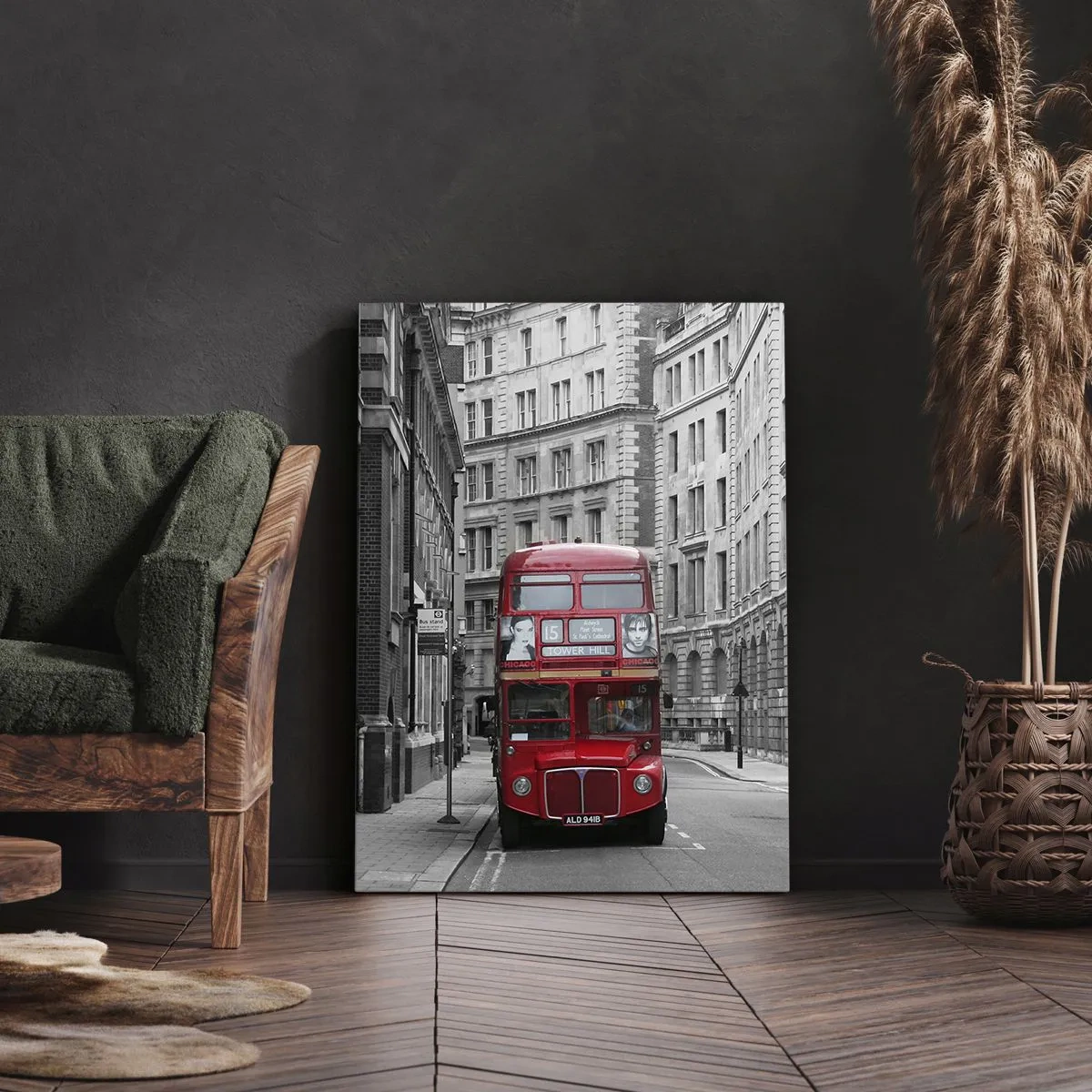 Impression sur toile - Image sur toile - Un bus rouge sur fond de bâtiments urbains noirs et blancs. - 70x100cm - La vie de tous les jours ne doit pas être grise - Décoration murale moderne pour le salon et la chambre ARTTOR