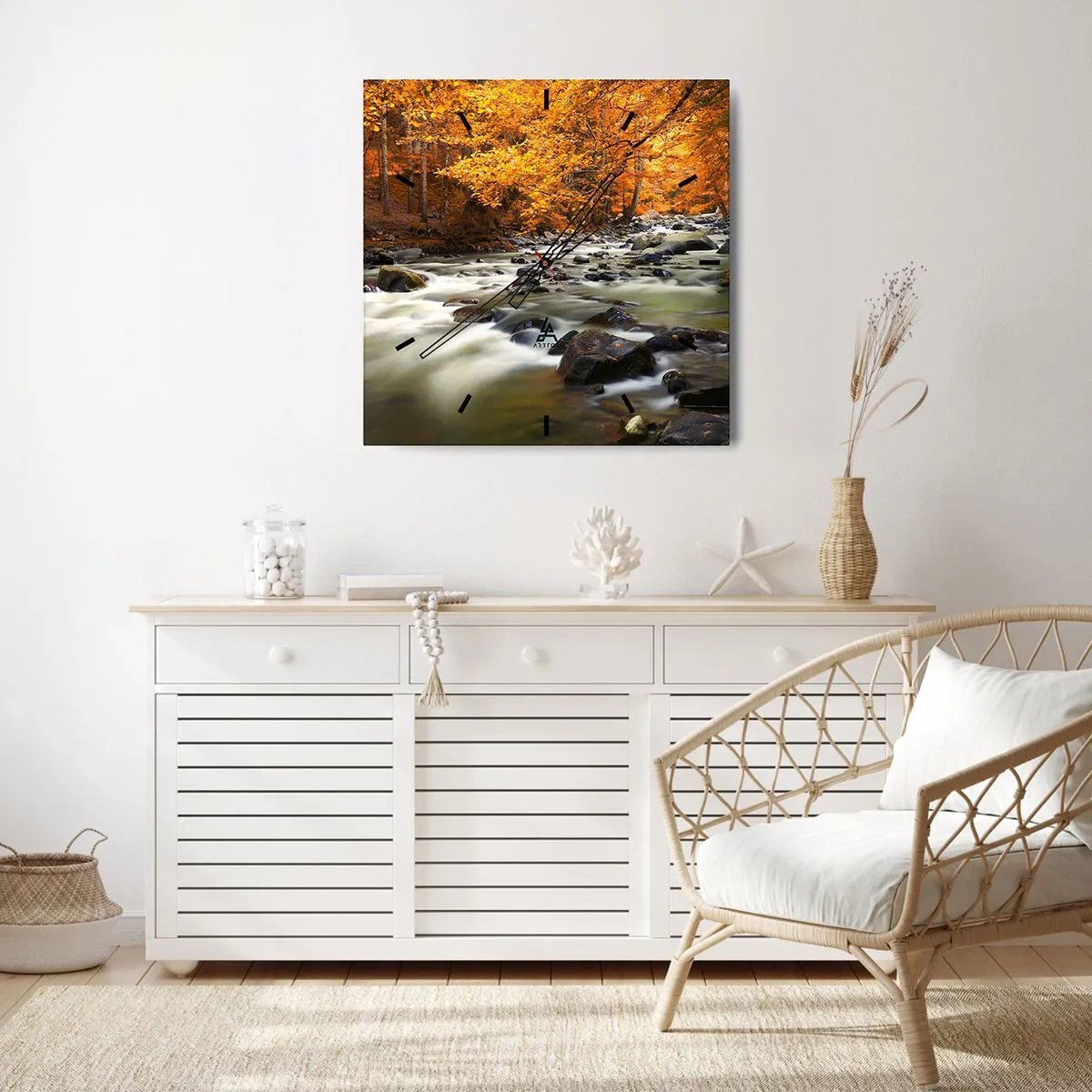 Horloge murale - Pendule murale - Un ruisseau dans une forêt d'automne entouré de feuilles dorées - 30x30cm - Un ruisseau dans une forêt dorée - Décoration murale moderne pour le salon et la chambre ARTTOR