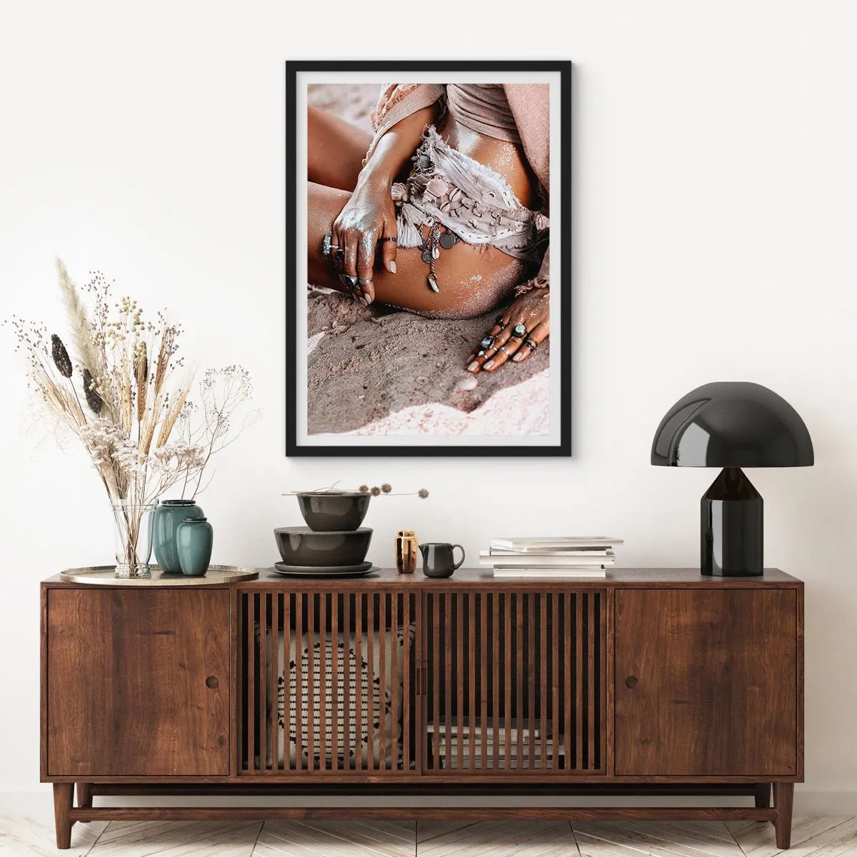 Affiche dans un cadre noir - Poster - Femme de style bohème sur une plage de sable avec des décorations de coquillages - 50x70cm - Rejeté par la vague? - Décoration murale moderne pour le salon et la chambre ARTTOR