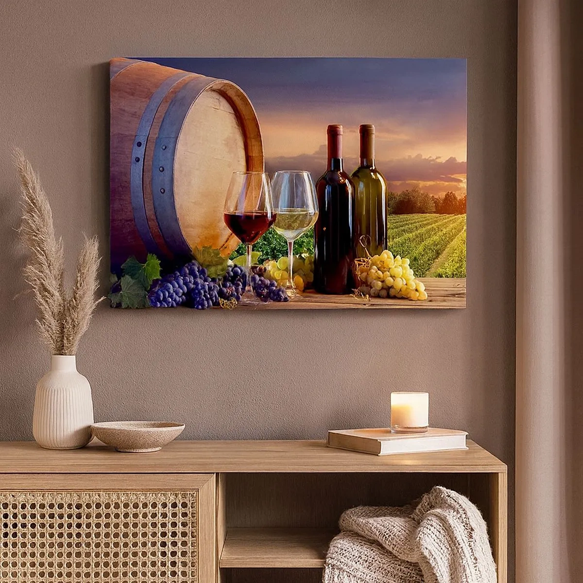Impression sur toile - Image sur toile - Du vin, des verres et un tonneau dans un paysage pittoresque - 70x50cm - Ici la vie a du goût - Décoration murale moderne pour le salon et la chambre ARTTOR