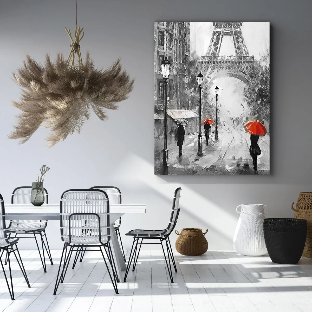 Impression sur toile - Image sur toile - Une rue avec vue sur la Tour Eiffel et des parapluies rouges - 80x120cm - Tous les chemins mènent à elle - Décoration murale moderne pour le salon et la chambre ARTTOR