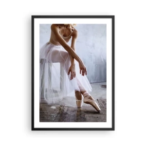 Affiche dans un cadre noir - Poster - Une ballerine dans une pose délicate sur un fond industriel - 50x70cm - Avant que les lumières de la rampe ne clignotent - Décoration murale moderne pour le salon et la chambre ARTTOR