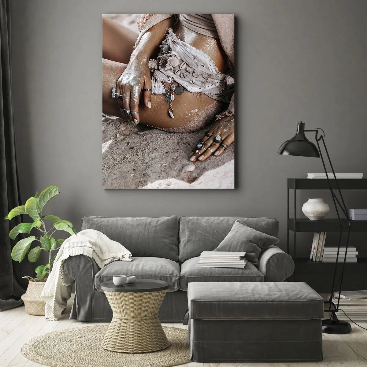 Impression sur toile - Image sur toile - Femme bohème sur la plage avec des bijoux - 70x100cm - Rejeté par la vague? - Décoration murale moderne pour le salon et la chambre ARTTOR