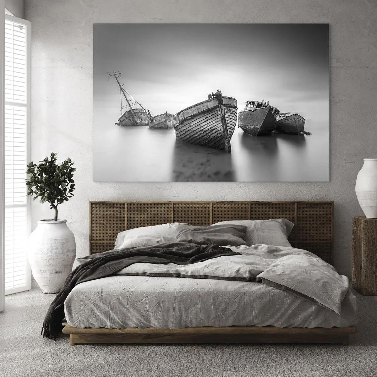 Impression sur verre - Image sur verre - Bateaux abandonnés sur une eau calme en noir et blanc - 120x80cm - Cùest déjà un souvenir... - Décoration murale moderne pour le salon et la chambre ARTTOR