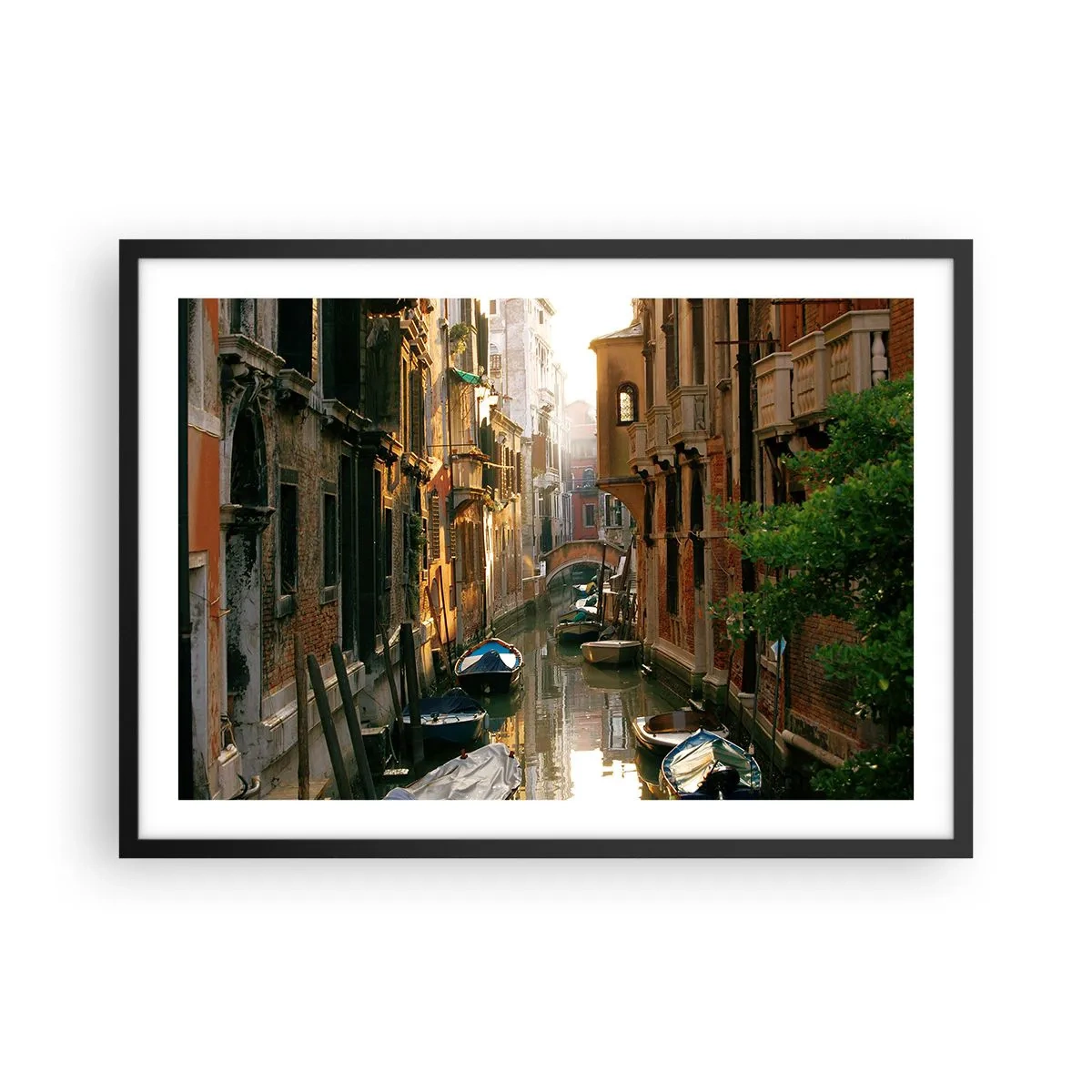 Affiche dans un cadre noir - Poster - Un canal pittoresque à Venise avec des bateaux et un pont - 70x50cm - Dans une ruelle vénitienne - Décoration murale moderne pour le salon et la chambre ARTTOR