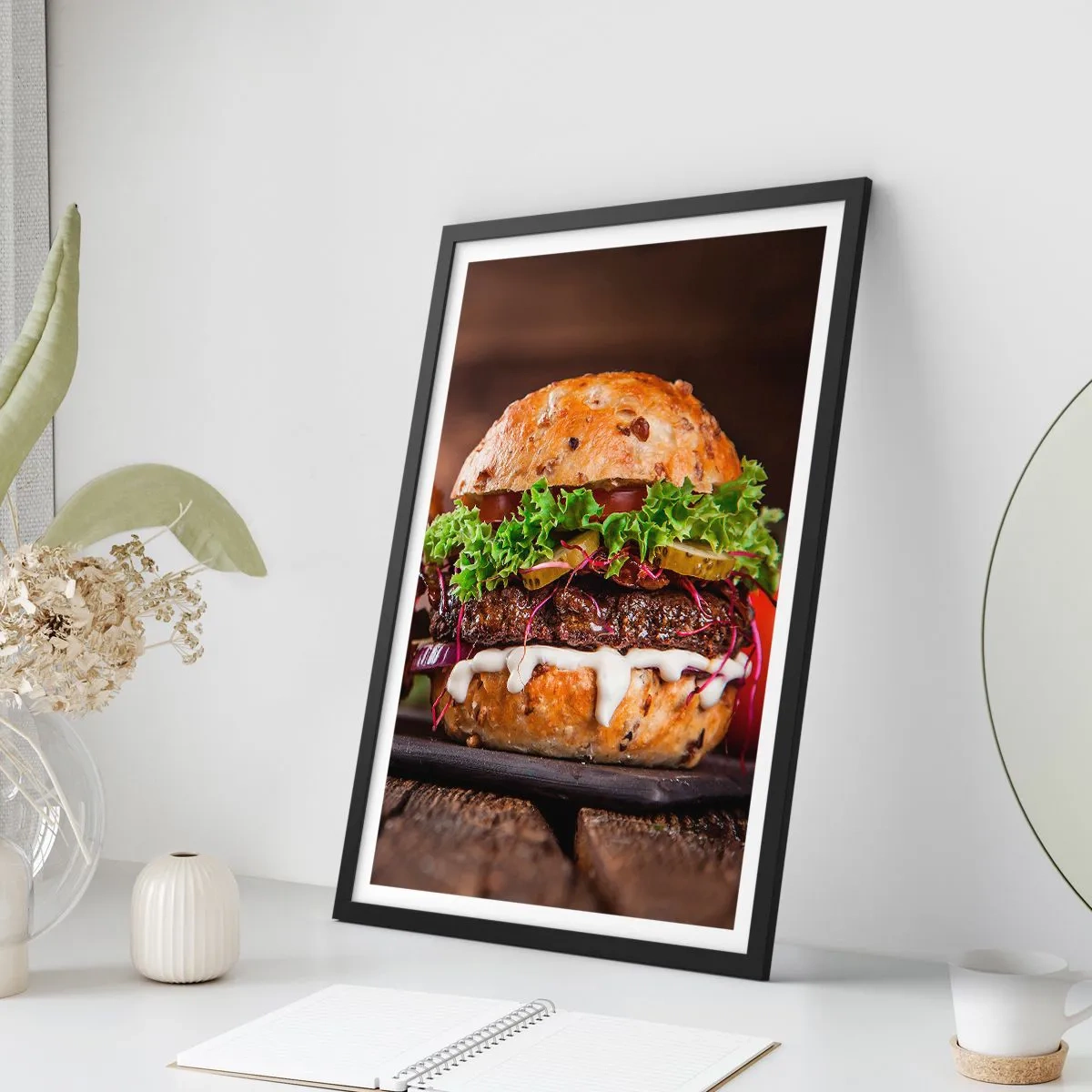 Affiche dans un cadre noir - Poster - Burger appétissant avec légumes et sauce - 50x70cm - American dream - Décoration murale moderne pour le salon et la chambre ARTTOR