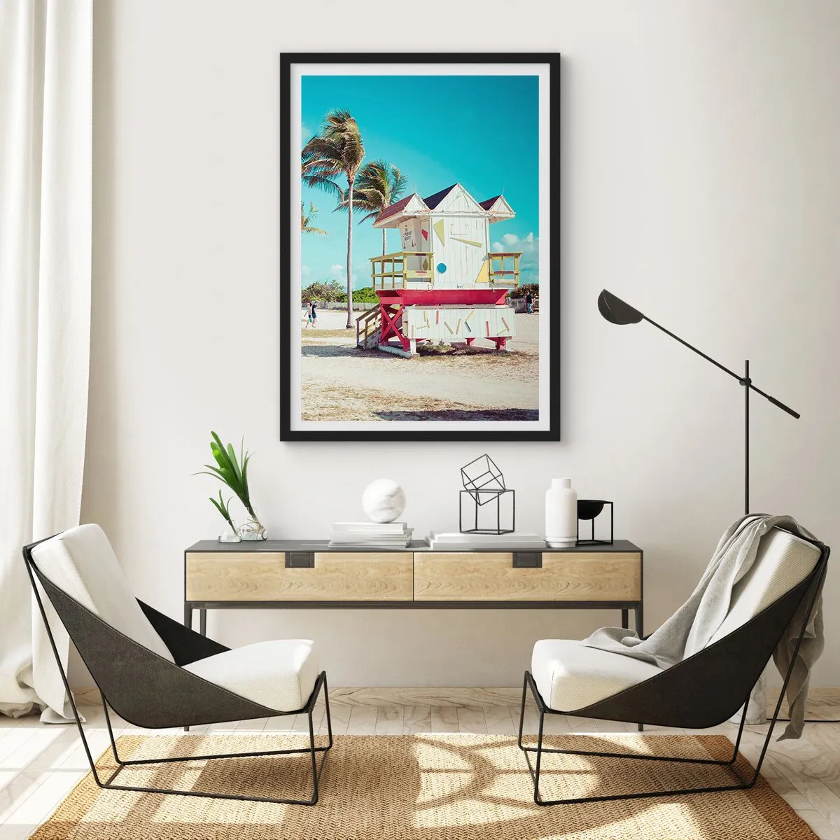 Affiche dans un cadre noir - Poster - Un poste de sauveteur coloré sur une plage avec des palmiers et un ciel bleu - 50x70cm - Une belle journée devant toi - Décoration murale moderne pour le salon et la chambre ARTTOR