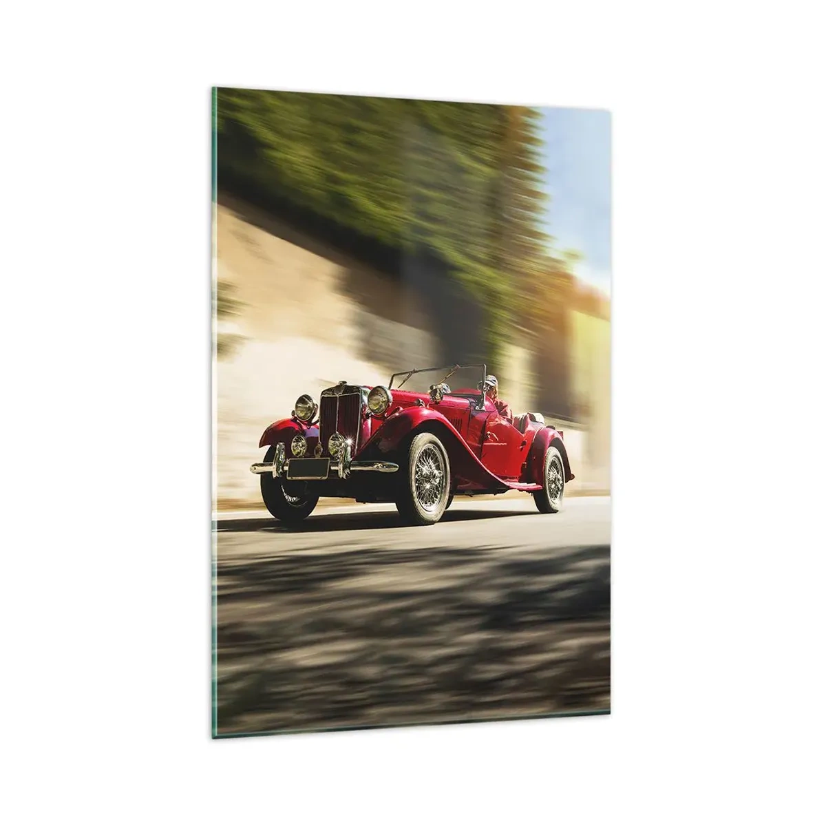 Impression sur verre - Image sur verre - Voiture classique rouge en mouvement dans une rue ensoleillée - 80x120cm - Plus belle que Nike de Samothrace - Décoration murale moderne pour le salon et la chambre ARTTOR