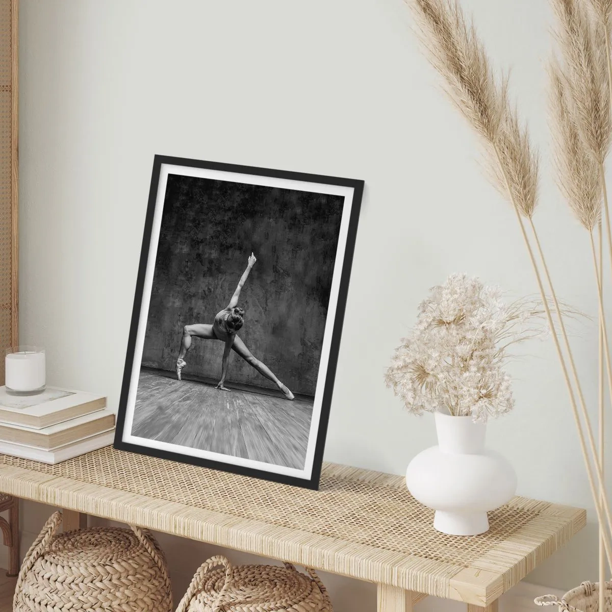 Affiche dans un cadre noir - Poster - Une ballerine noire et blanche dans une pose dynamique contre un mur brut. - 50x70cm - Balance idéale - Décoration murale moderne pour le salon et la chambre ARTTOR