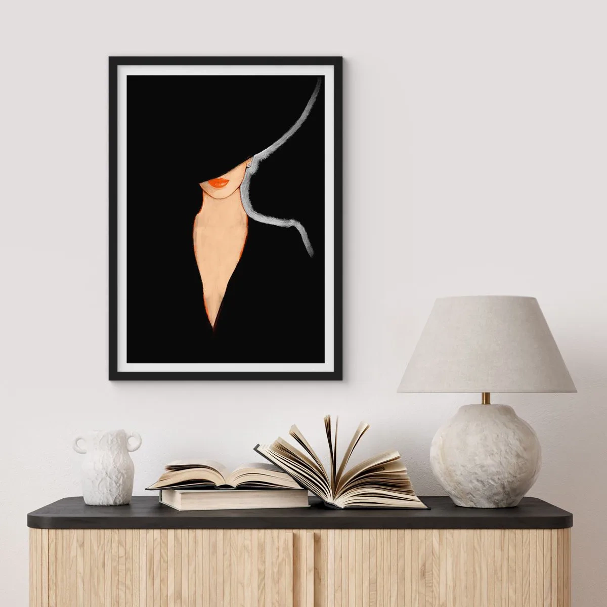 Affiche dans un cadre noir - Poster - Une femme avec un chapeau et des lèvres rouges sur fond noir - 50x70cm - Élégance et style - Décoration murale moderne pour le salon et la chambre ARTTOR