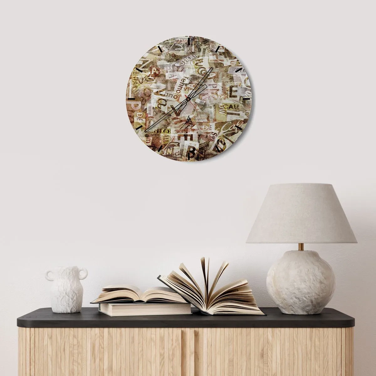 Horloge murale - Pendule murale - Composition abstraite avec des lettres dans les tons beige et marron - 30x30cm - J'unifie le bavardage - Décoration murale moderne pour le salon, la cuisine et la chambre ARTTOR