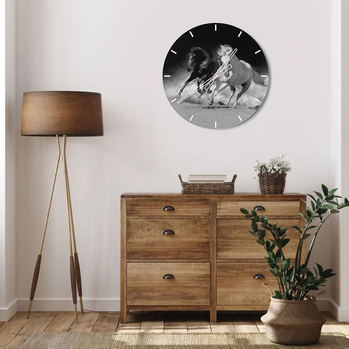 Horloge murale - Pendule murale - Un motif noir et blanc de chevaux au galop sur un fond poussiéreux. - 30x30cm - Galop de la liberté - Décoration murale moderne pour le salon, la cuisine et la chambre ARTTOR