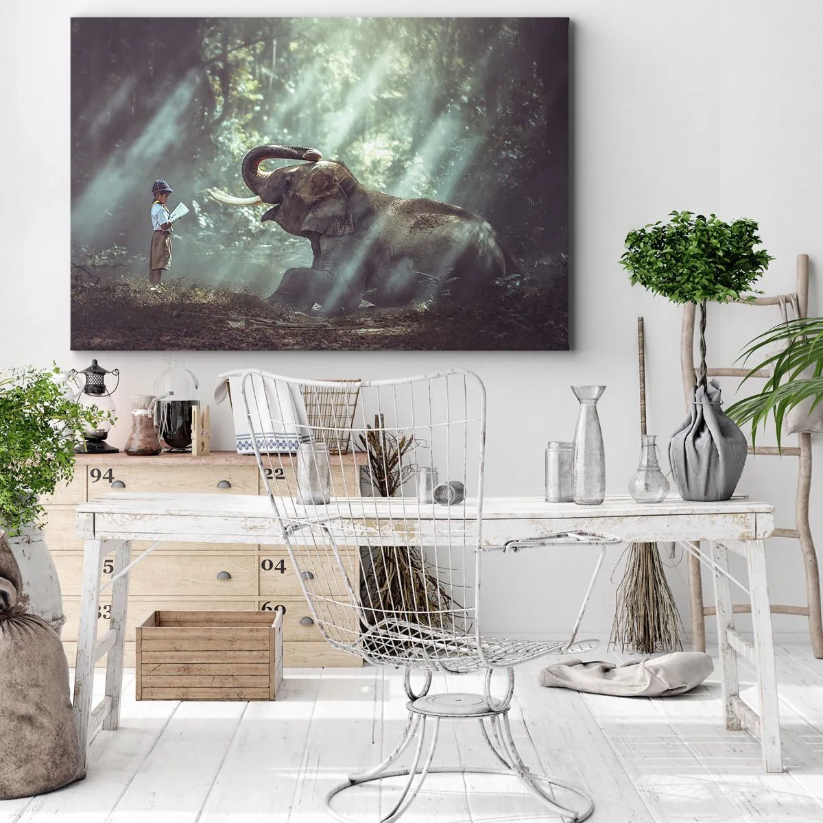 Impression sur toile - Image sur toile - Un garçon et un éléphant dans un décor forestier éclairé par la lumière du soleil - 70x50cm - Et écoute ça… - Décoration murale moderne pour le salon et la chambre ARTTOR