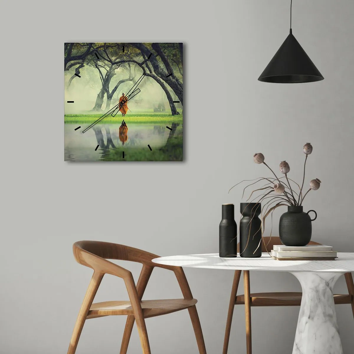 Horloge murale - Pendule murale - Un moine en robe orange dans une forêt avec un fond brumeux et un reflet dans l'eau. - 30x30cm - En route vers l'illumination - Décoration murale moderne pour le salon et la chambre ARTTOR