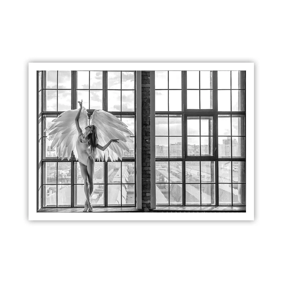 Affiche - Poster - Une femme avec des ailes d'ange sur fond de fenêtre de loft - 100x70cm - La ville des anges? - Décoration murale moderne pour le salon et la chambre ARTTOR