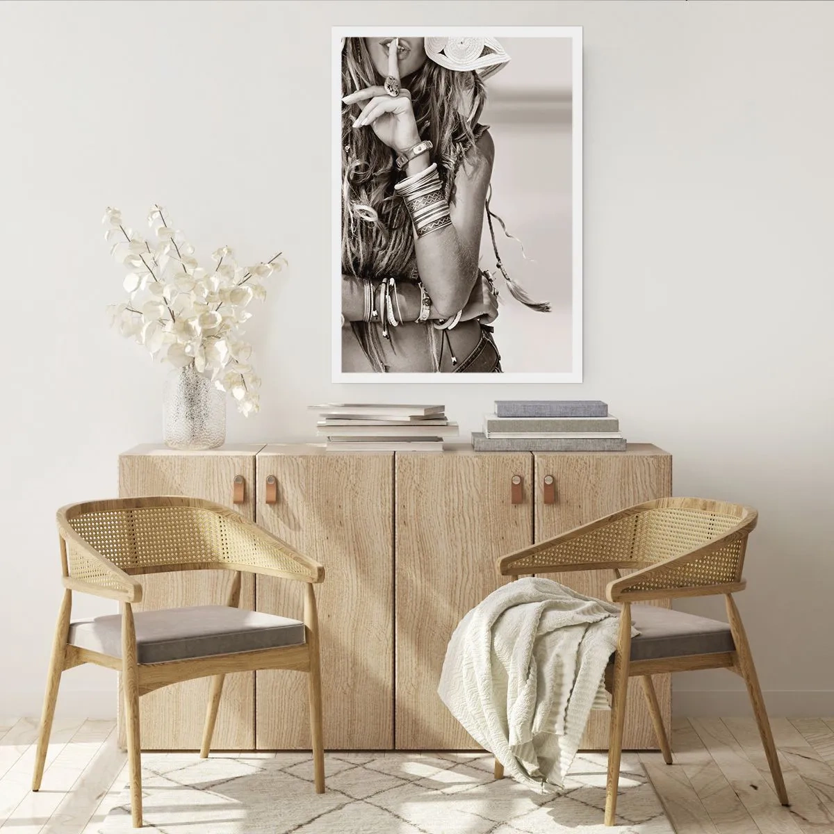 Affiche - Poster - Femme élégante portant des bijoux faisant un geste de silence - 50x70cm - Comment va la fille - Décoration murale moderne pour le salon et la chambre ARTTOR