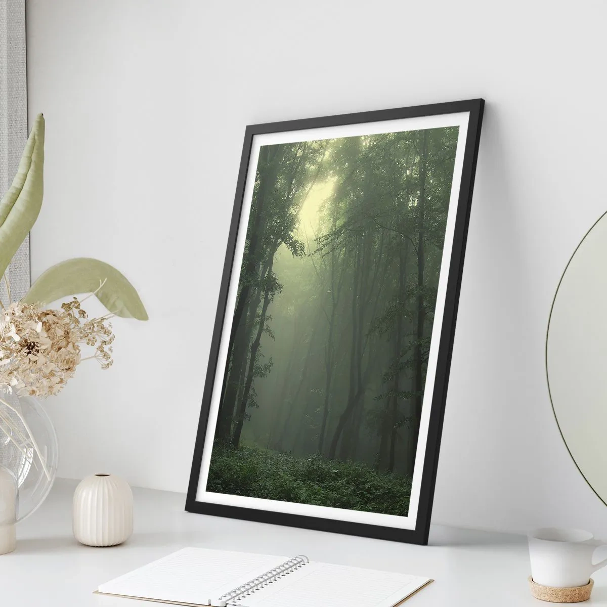 Affiche dans un cadre noir - Poster - Arbres brumeux dans une forêt verte - 50x70cm - Avant qu'il ne se réveille - Décoration murale moderne pour le salon et la chambre ARTTOR