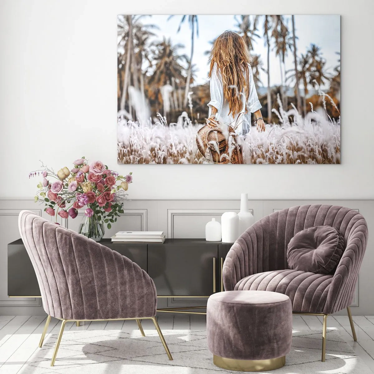 Impression sur verre - Image sur verre - Une femme dans l'herbe avec un chapeau à la main sur fond de palmiers - 70x50cm - Né de peluches d'herbe - Décoration murale moderne pour le salon et la chambre ARTTOR