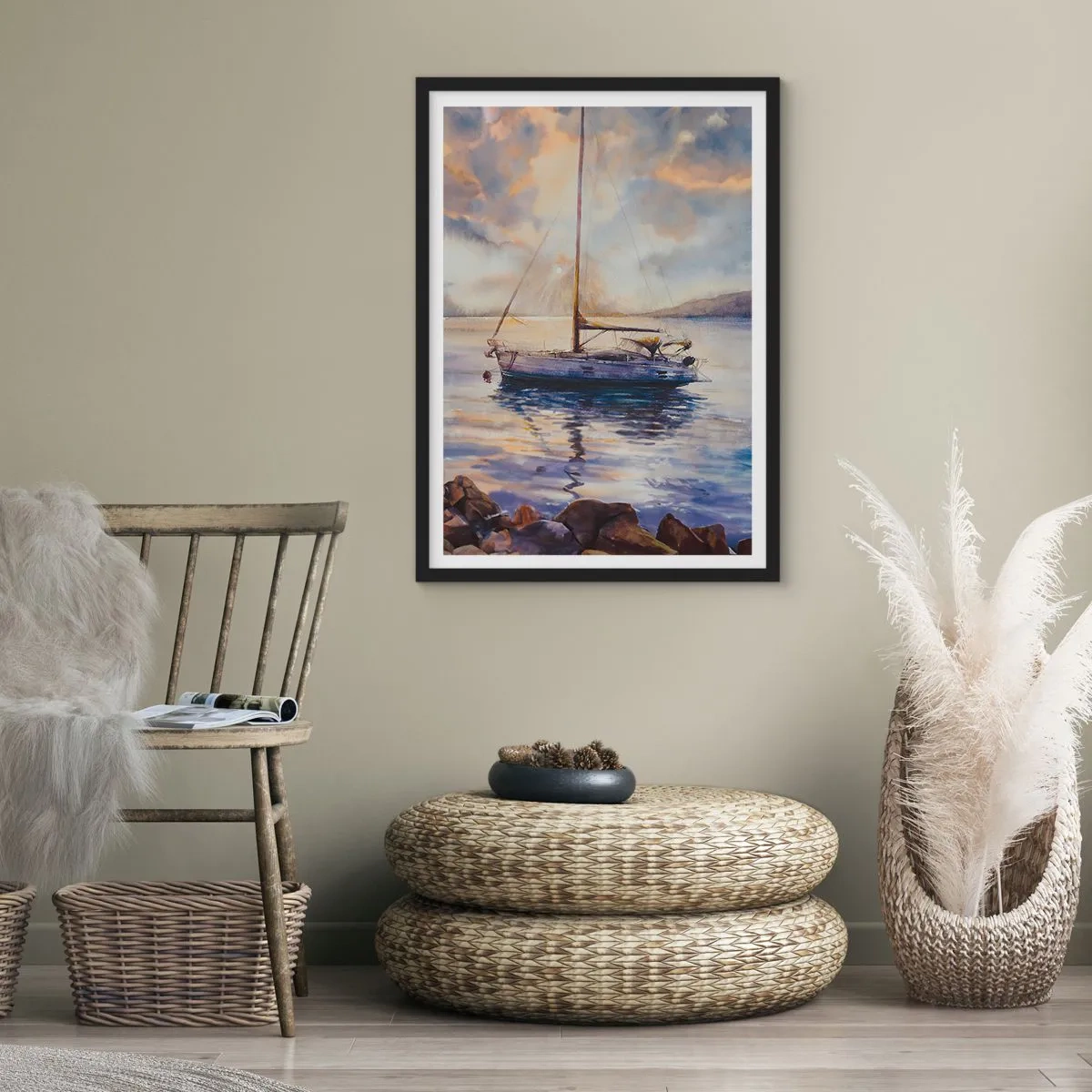 Affiche dans un cadre noir - Poster - Un voilier sur une eau calme dans la lumière du coucher du soleil - 50x70cm - Soirée sur la baie - Décoration murale moderne pour le salon et la chambre ARTTOR