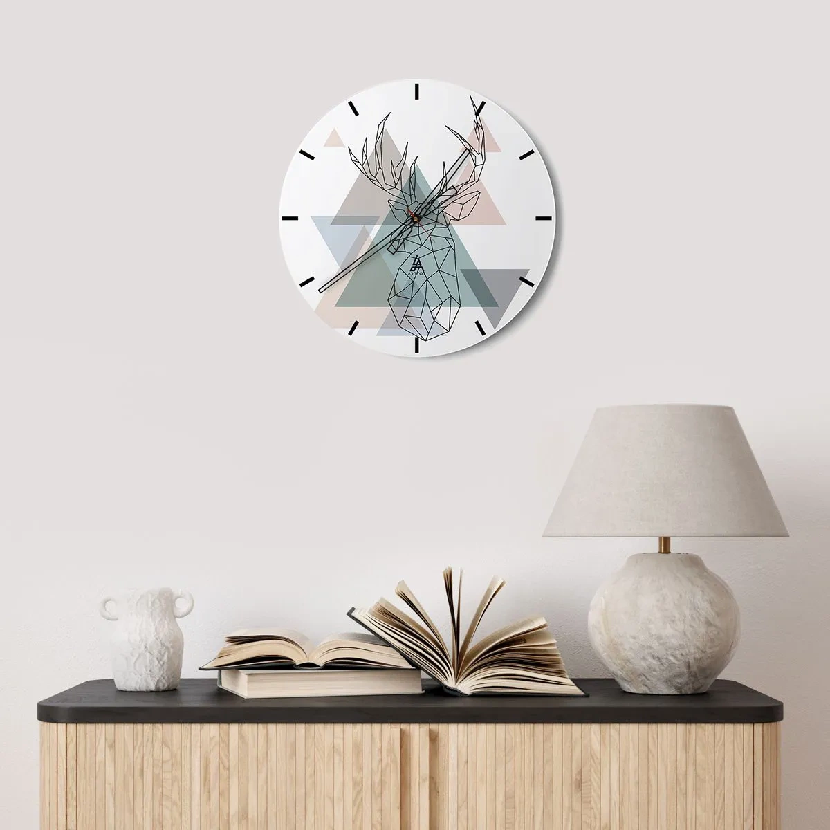 Horloge murale - Pendule murale - Image géométrique d'un cerf sur un fond de triangles - 30x30cm - Dans une forêt géométrique - Décoration murale moderne pour le salon, la cuisine et la chambre ARTTOR