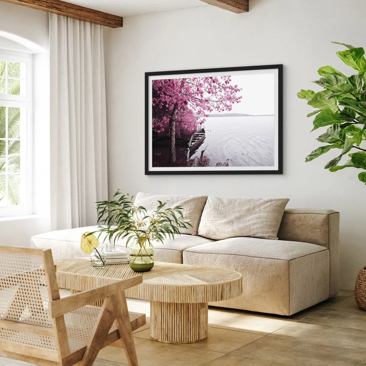 Affiche dans un cadre noir - Poster - Un bateau au bord d'un lac parmi des arbres roses - 70x50cm - Dans un silence rose - Décoration murale moderne pour le salon et la chambre ARTTOR