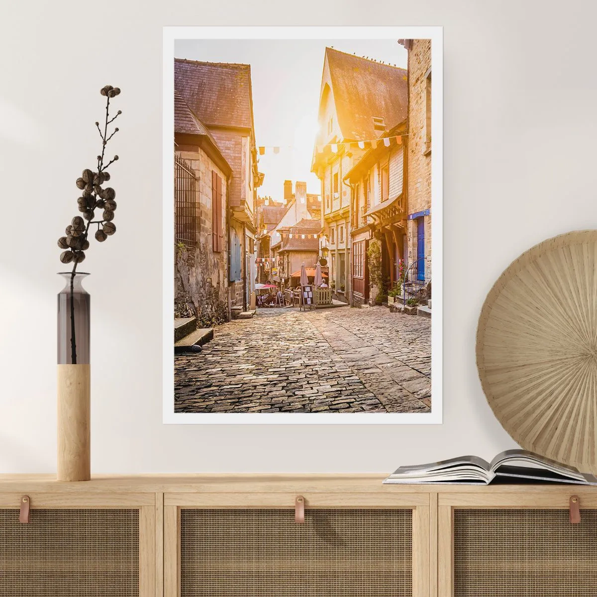 Affiche - Poster - Une charmante rue avec des immeubles sous les rayons du soleil couchant - 50x70cm - Aux confins du monde - Décoration murale moderne pour le salon et la chambre ARTTOR