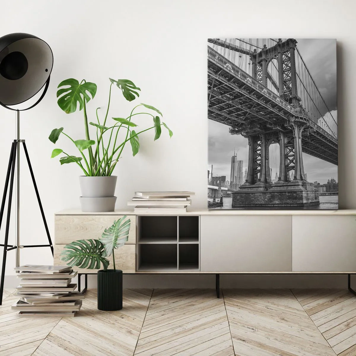 Impression sur toile - Image sur toile - Un pont en noir et blanc avec vue sur la ville - 50x70cm - Au coeur de la ville - Décoration murale moderne pour le salon et la chambre ARTTOR
