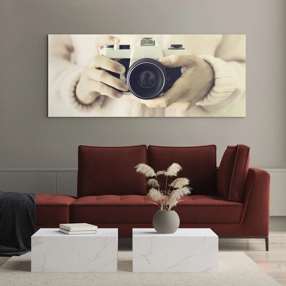 Impression sur verre - Image sur verre - Appareil photo rétro tenu en main sur un fond clair - 120x50cm - Pour voir plus ... - Décoration murale moderne pour le salon et la chambre ARTTOR