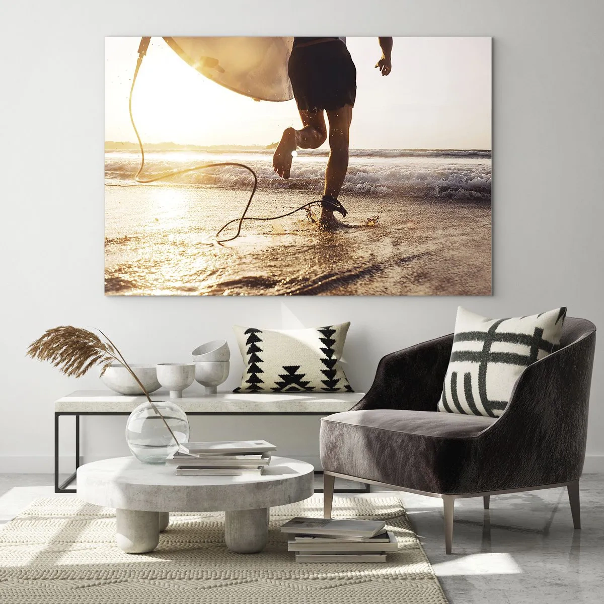Impression sur verre - Image sur verre - Un surfeur court avec sa planche le long de la plage au coucher du soleil. - 70x50cm - A la rencontre des vagues - Décoration murale moderne pour le salon et la chambre ARTTOR
