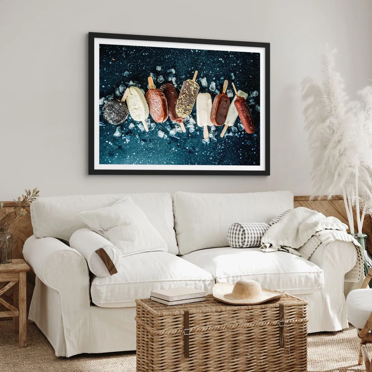 Affiche dans un cadre noir - Poster - Des glaces colorées disposées sur de la glace avec un fond sombre - 70x50cm - Le goût de l'été chaud - Décoration murale moderne pour le salon et la chambre ARTTOR